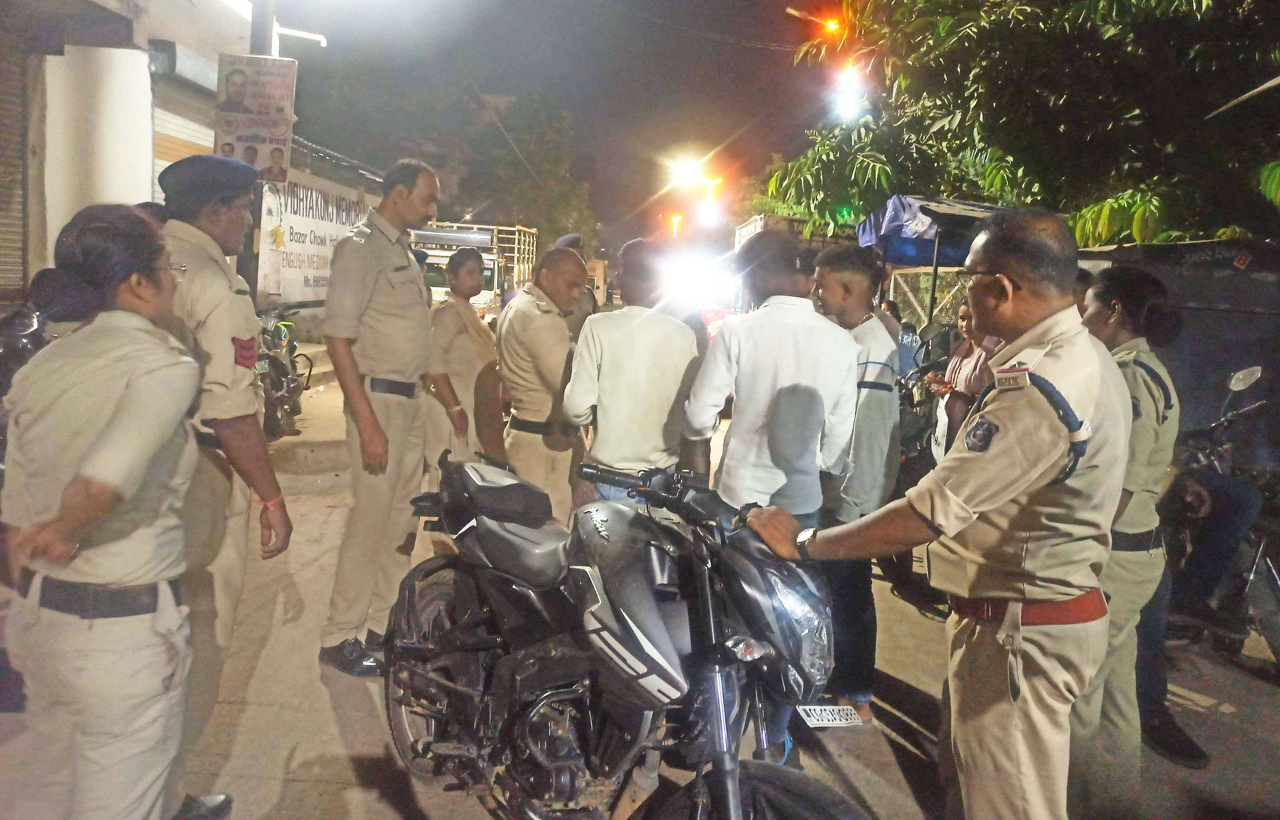 थाना प्रभारियों ने की पैदल गश्त पेट्रोलिंग