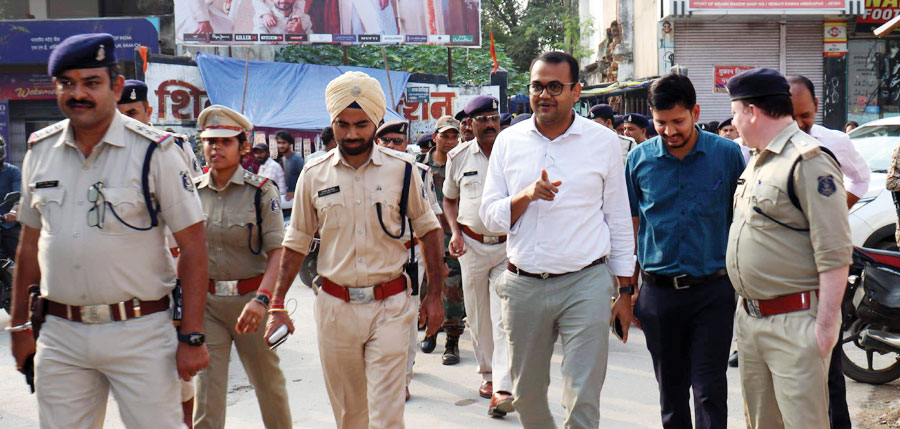 दीपावली पर्व के मद्देनजर पुलिस का फ्लैग मार्च