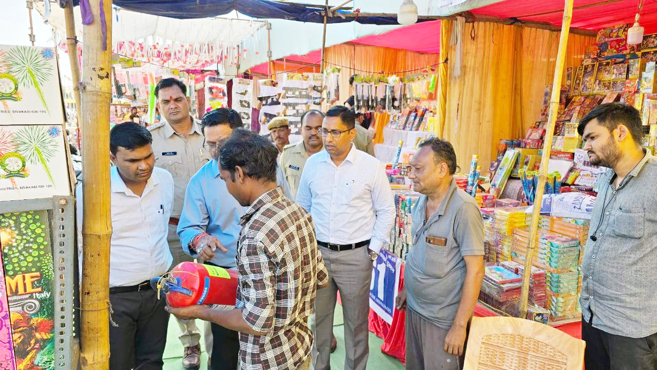 संयुक्त टीम ने किया पटाखा दुकानों का निरीक्षण, सुरक्षा के दिए निर्देश