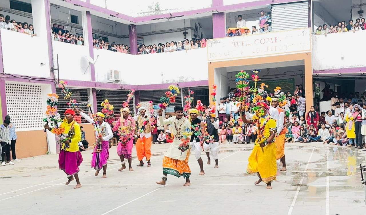 सुआ नृत्य में नेहा, गौरा-गौरी झांकी में वंदना व साथी प्रथम