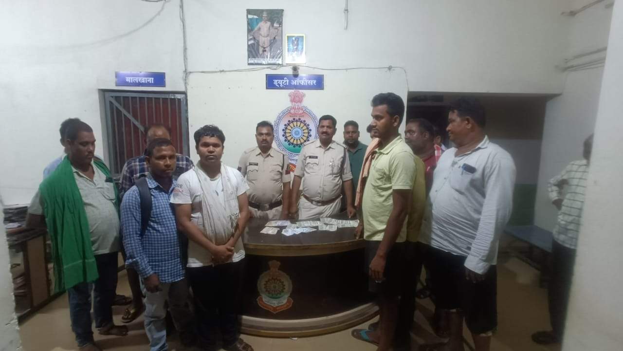 12 जुआरी पकड़ाए