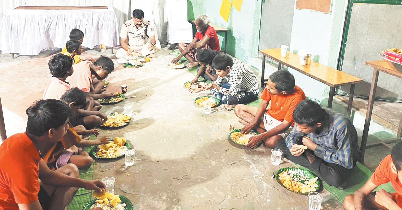 रायगढ़ पुलिस ने मनाई अनाथ बच्चों संग दीपावली