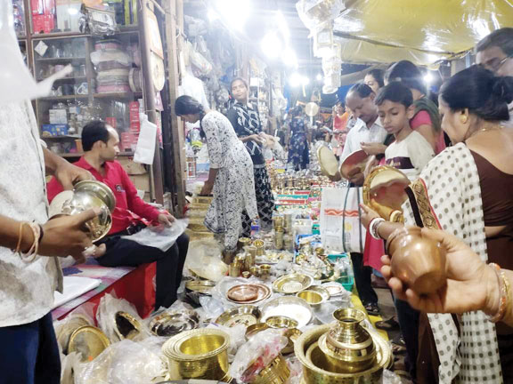 धनतरेस पर बर्तन, इलेक्ट्रॉनिक, सराफा दुकानों में रही भीड़