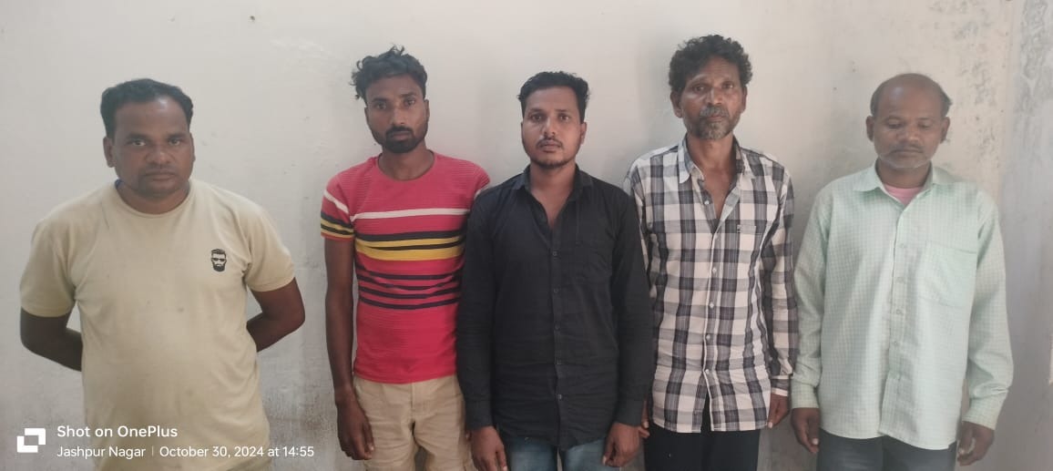 नकली पुलिस समेत 5 आरोपी गिरफ्तार, 2 कार भी जब्त 