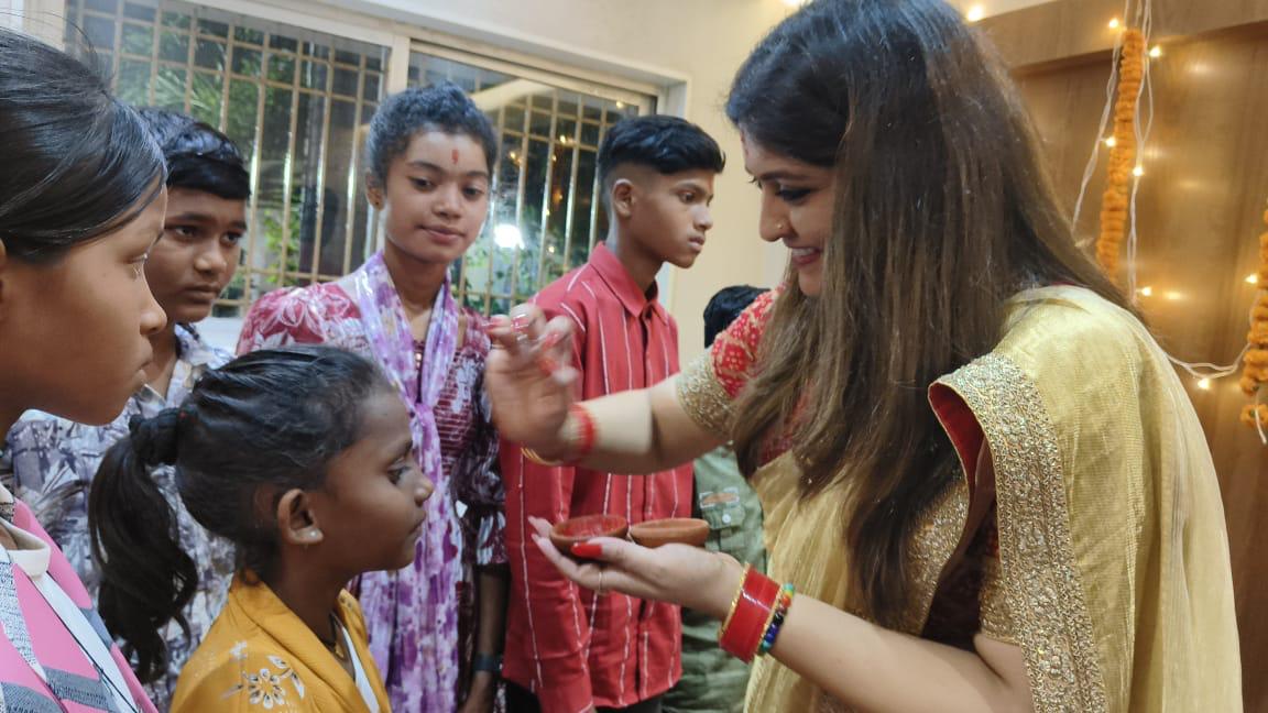 विधायक भावना बोहरा के गृह ग्राम रणवीरपुर में सेमरहा के 24 बच्चों ने मनाई दीपावली विधायक भावना बोहरा के गृह ग्राम रणवीरपुर में सेमरहा के 24 बच्चों ने मनाई दीपावली