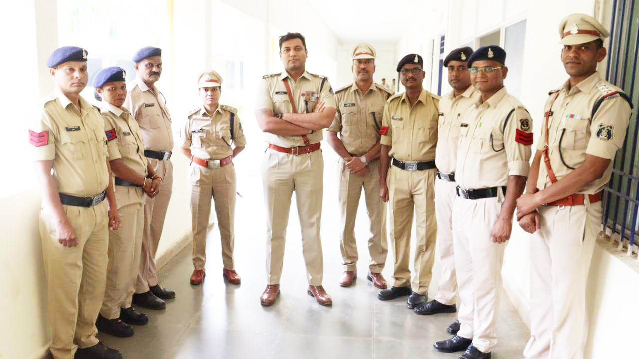 एसपी ने 8 आरक्षक को फित्ती लगाकर दी पदोन्नति