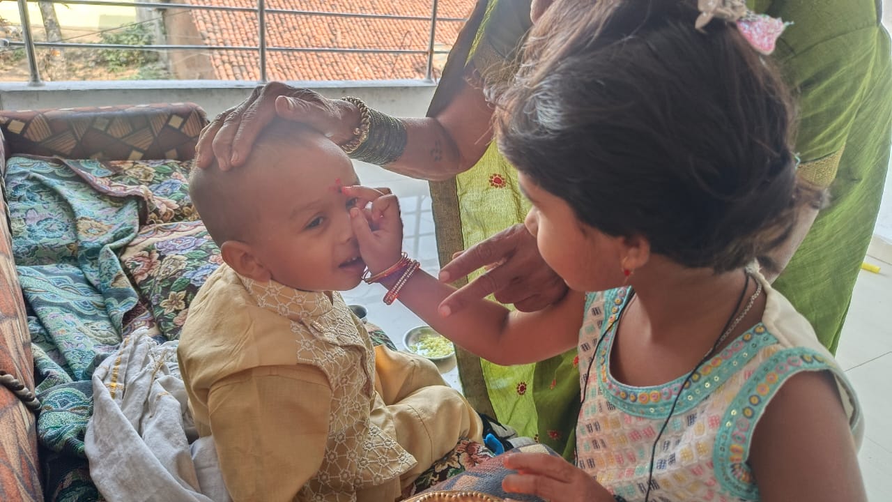 माथे पर टीका लगाकर भाईयों के लिए मांगी दुआएं माथे पर टीका लगाकर भाईयों के लिए मांगी दुआएं