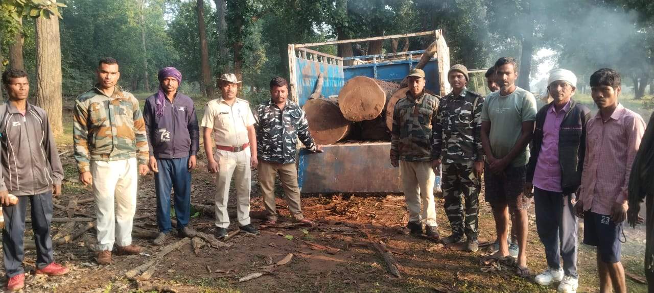 धमनी जंगल में लकड़ी सहित पिकअप जब्त धमनी जंगल में लकड़ी सहित पिकअप जब्त