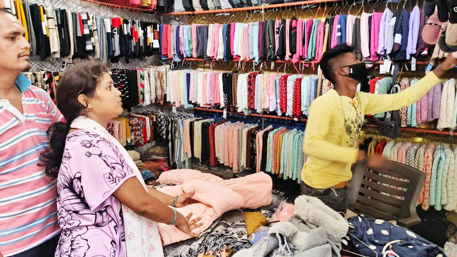 ठंड की दस्तक के साथ गर्म कपड़ों का बाजार सजा