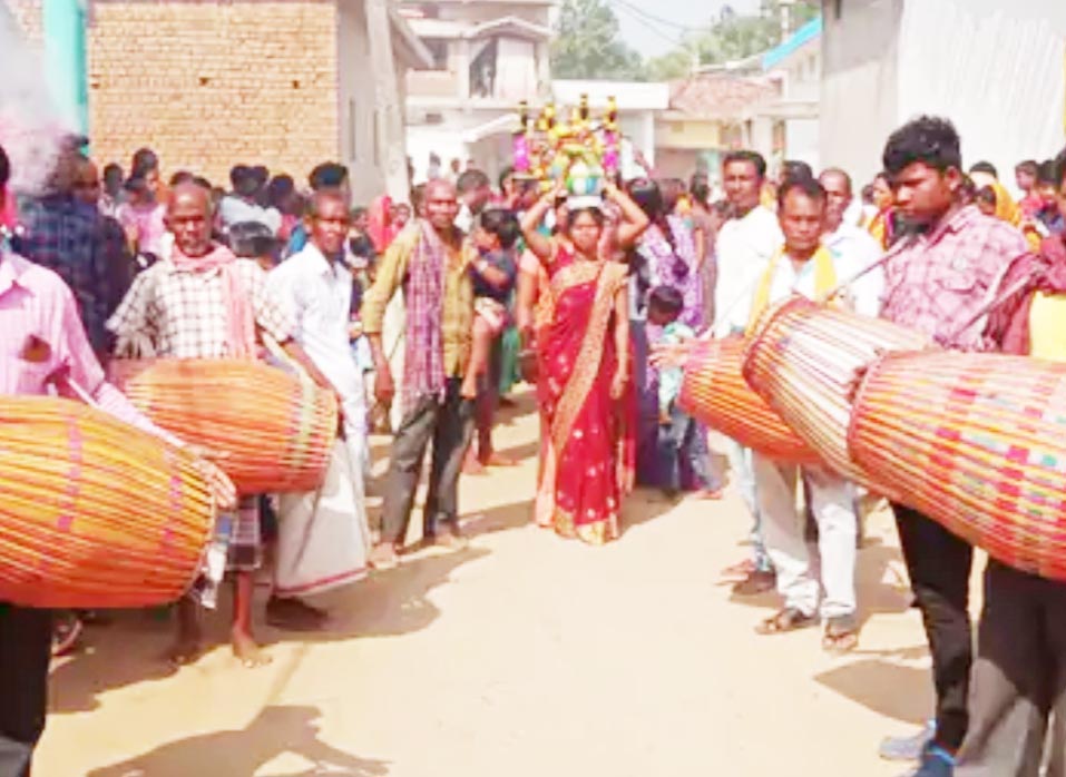 जसगीतों के साथ गौरी-गौरा का विसर्जन जसगीतों के साथ गौरी-गौरा का विसर्जन