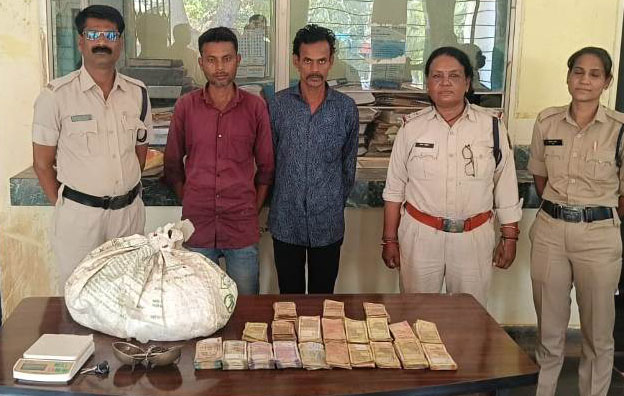 घूम-घूम कर बेच रहे थे गांजा, 1.17 लाख नगदी के साथ 3 गिरफ्तार  