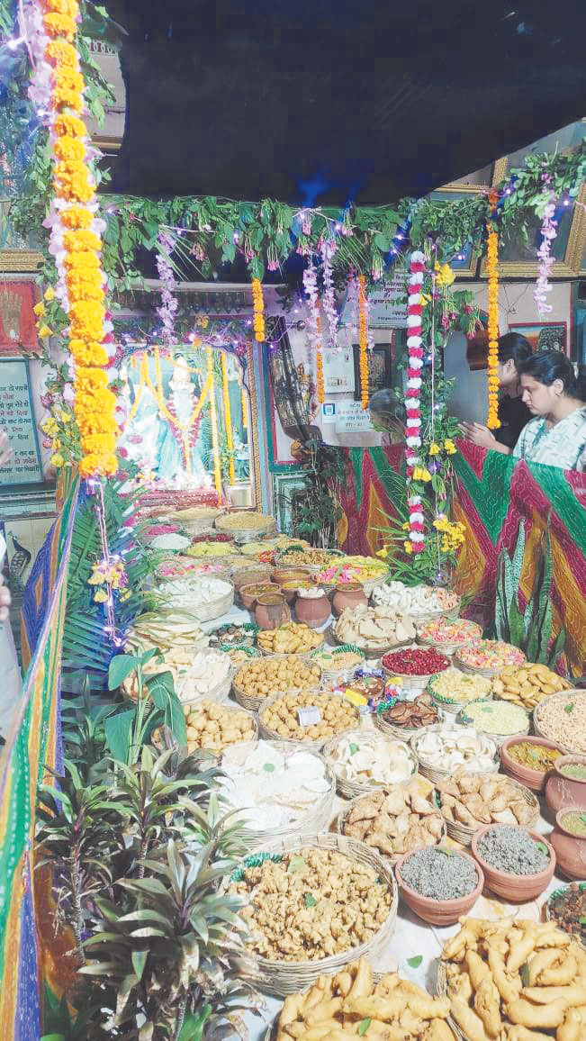 राधाकृष्ण मंदिर में अन्नकूट का प्रसाद लेने उमड़ी भीड़ राधाकृष्ण मंदिर में अन्नकूट का प्रसाद लेने उमड़ी भीड़