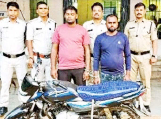 दुकान में चोरी व आगजनी करने वाले 2 आरोपी गिरफ्तार