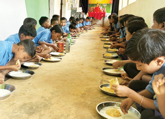 शिक्षक रूपेंद्र ने करवाया न्योता भोज