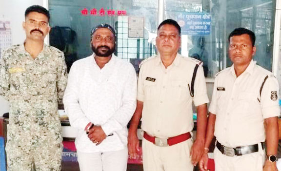इलेक्ट्रॉनिक दुकान कर्मी को डरा धमका लूट ले गया 2 स्पीकर
