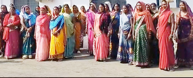 पिरदा की 250 महिलाओं को कुकर, पंखे, कूलर, टॉर्च बांटा, फर्जी खाते खुलवाए, फिर 2 करोड़ से अधिक की राशि निकाल ली, मामला दर्ज 
