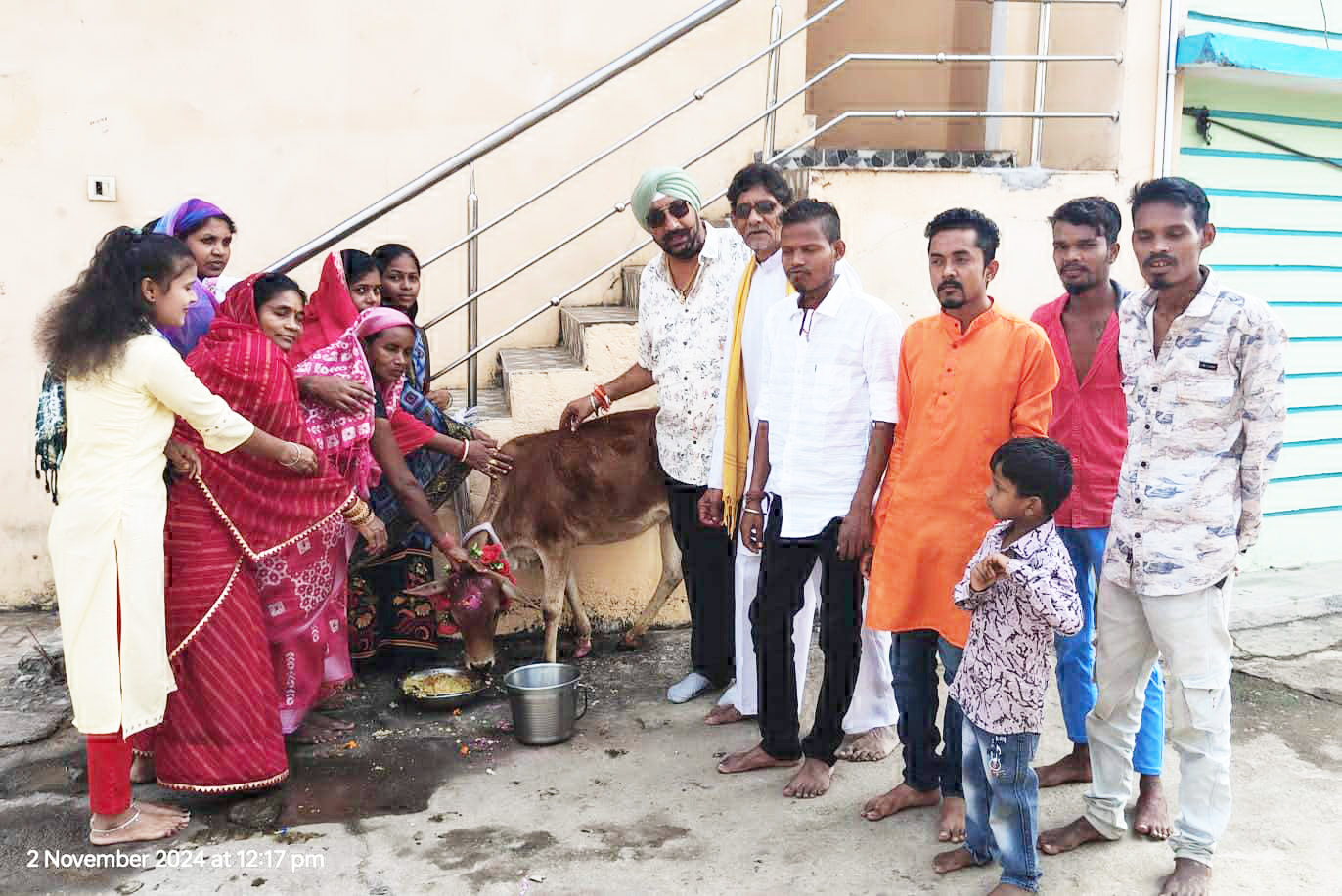 पूर्व पार्षद ने गौ माता को खिलाई गुड़-खिचड़ी