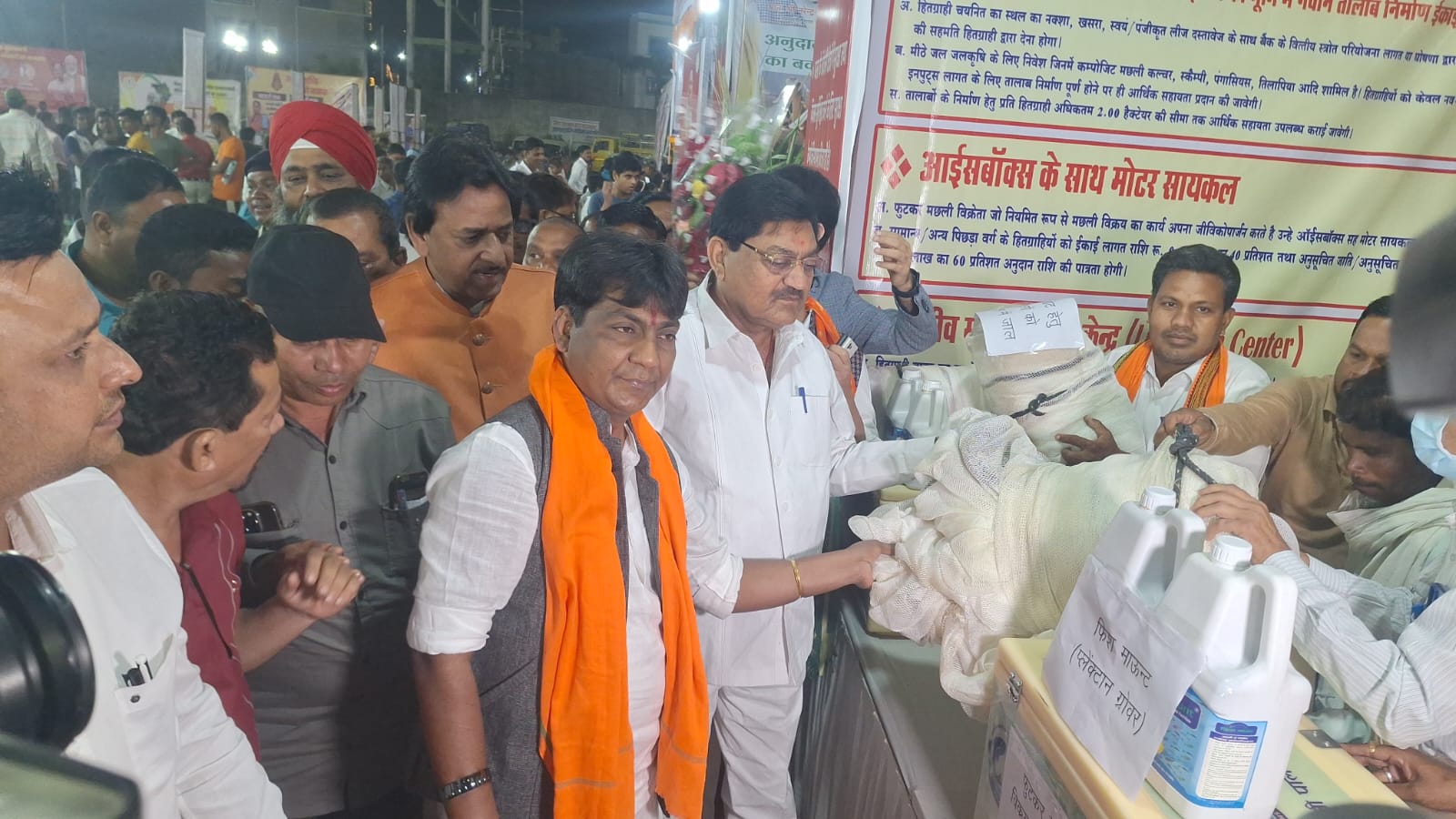 खाद्य मंत्री बघेल ने विभिन्न विभागों के स्टॉल का किया अवलोकन खाद्य मंत्री बघेल ने विभिन्न विभागों के स्टॉल का किया अवलोकन