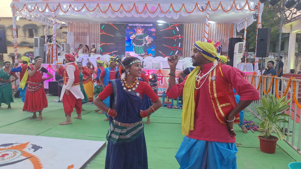 राज्योत्सव में स्थानीय कार्यक्रम की प्रस्तुति