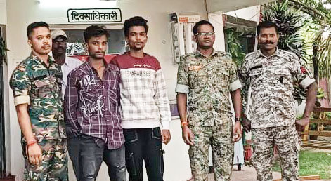 बस से बाहर निकाल युवक को पीटा, 2 गिरफ्तार