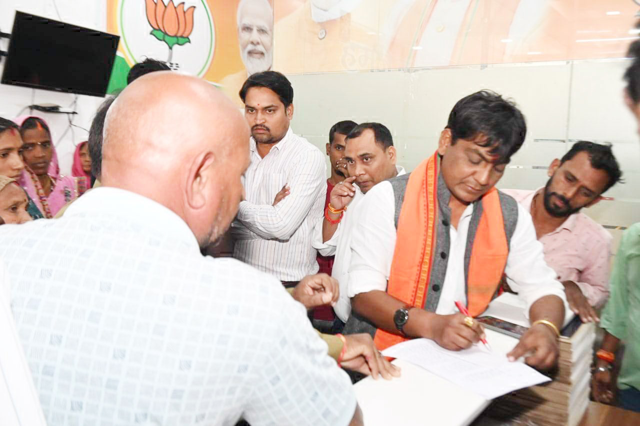 चिंगरौद में शराब की अवैध बिक्री करने वाला हथियार लहराते रहा, विधायक से मिलीं महिलाएं चिंगरौद में शराब की अवैध बिक्री करने वाला हथियार लहराते रहा, विधायक से मिलीं महिलाएं