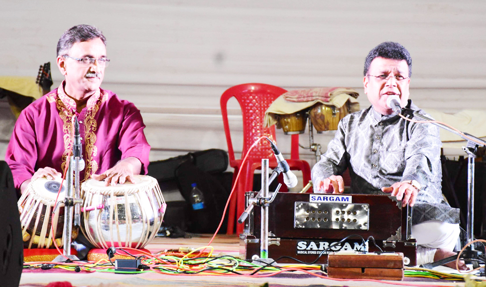भजन गायक चतुर्वेदी व प्लेबैक सिंगर ऐश्वर्य ने गीतों से बांधा समां