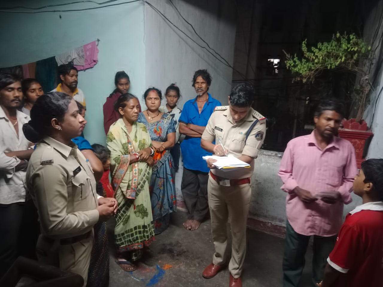 हत्या-बलवों के बाद पुलिस की आउटर कॉलोनियों में दबिश, वारंट तामिल भी हत्या-बलवों के बाद पुलिस की आउटर कॉलोनियों में दबिश, वारंट तामिल भी