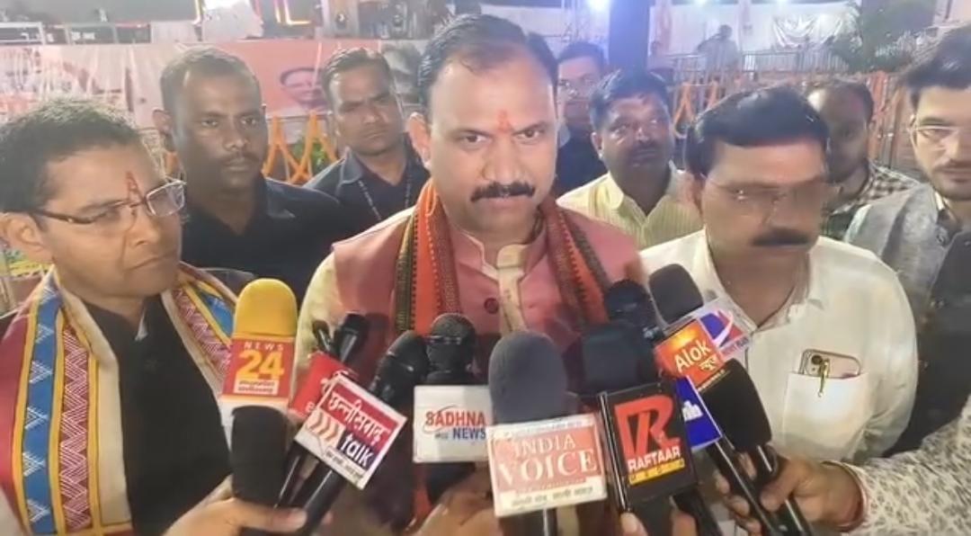 ऊपर तक पहुंचाना है कहकर हो रही 4-4 हजार की वसूली, मंत्री ने कहा-मानहानि केस करूंगा ऊपर तक पहुंचाना है कहकर हो रही 4-4 हजार की वसूली, मंत्री ने कहा-मानहानि केस करूंगा