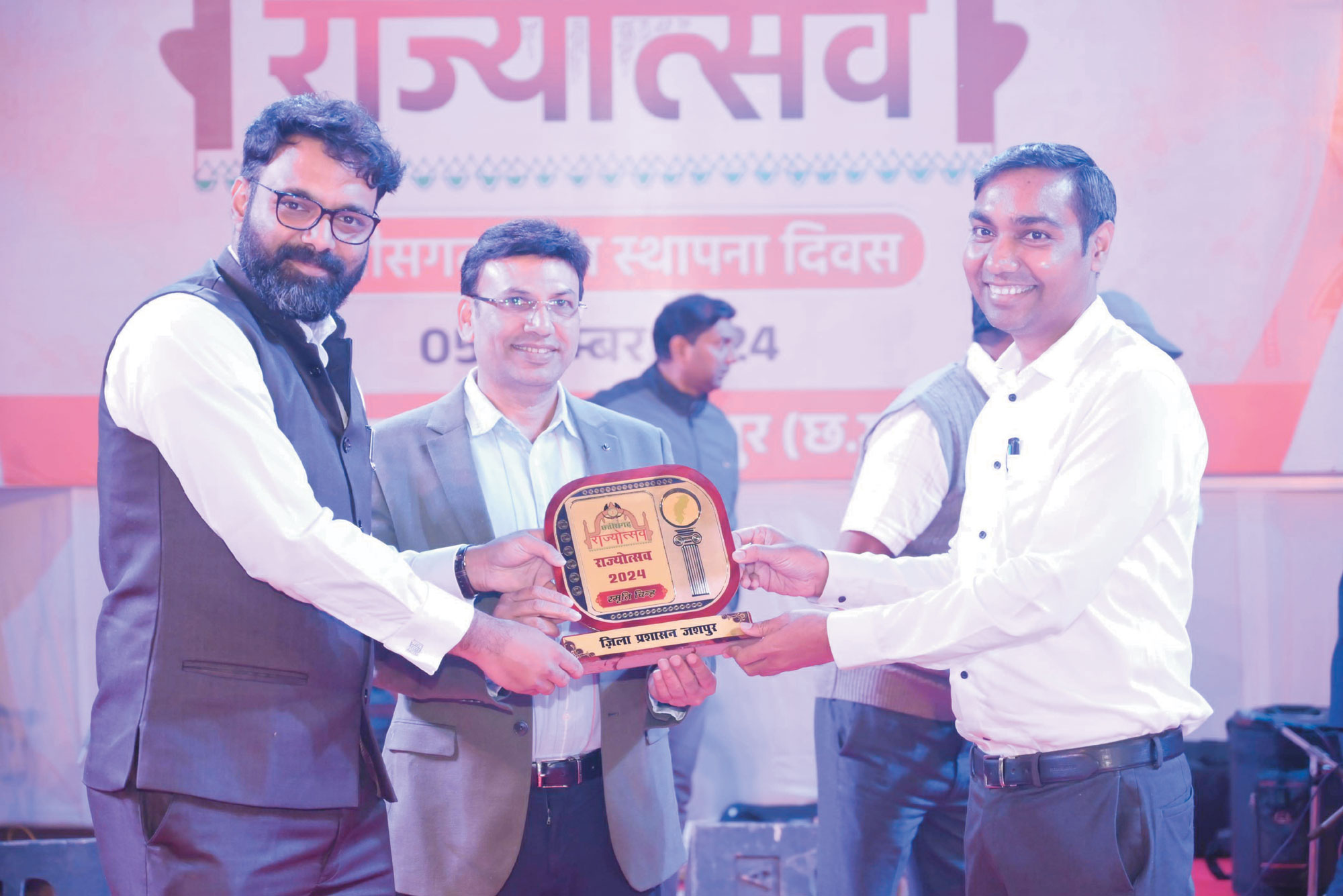 राज्योत्सव में विभागीय प्रदर्शनी, आयुष विभाग प्रथम  कलेक्टर-एसपी ने किया सम्मानित