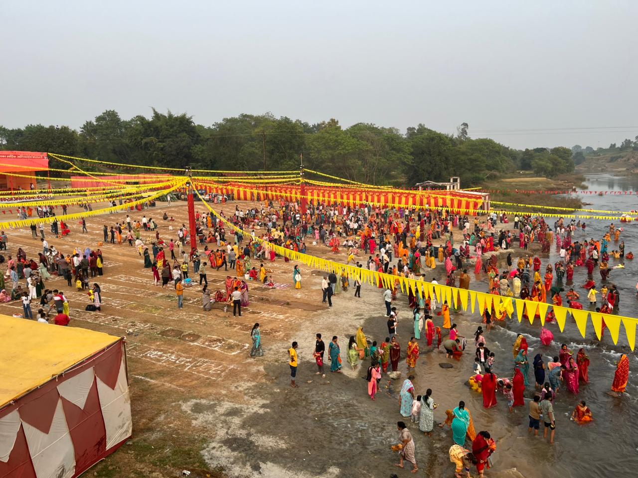 घाट बंधान कर छठव्रतियों ने की पूजा-अर्चना घाट बंधान कर छठव्रतियों ने की पूजा-अर्चना