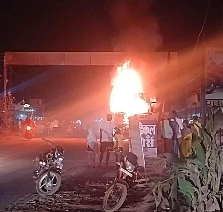 रेत से भरे ट्रक में लगी आग रेत से भरे ट्रक में लगी आग