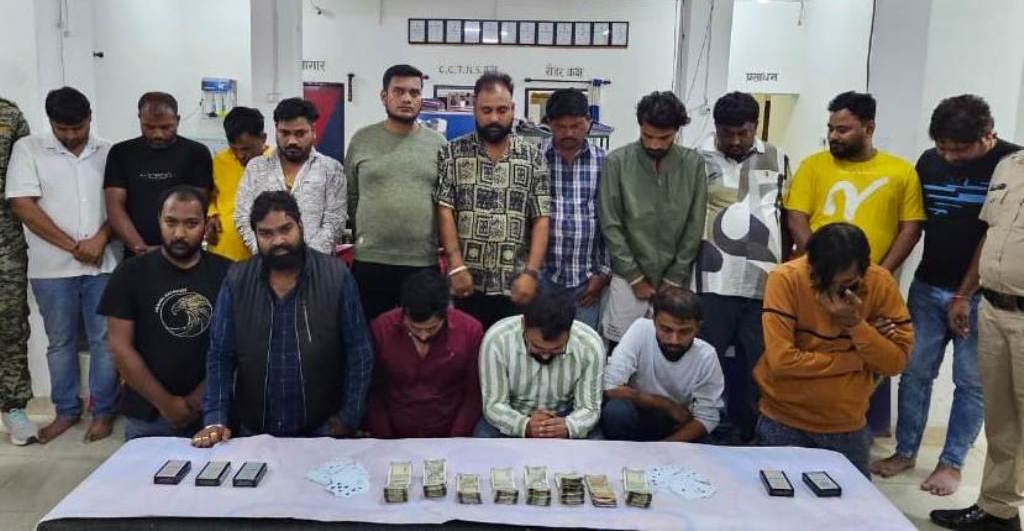एसीसीयू और तारबाहर पुलिस की संयुक्त कार्रवाई में 17 गिरफ्तार, 3.45 लाख  नगद जब्त