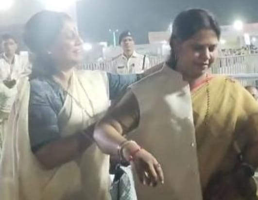 सांसद को निर्वाणी ने अलसी के रेशे से बनी जैकेट पहनाई