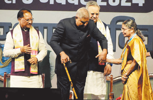 उप राष्ट्रपति ने 36 अलंकरणों से किया सम्मानित उप राष्ट्रपति ने 36 अलंकरणों से किया सम्मानित