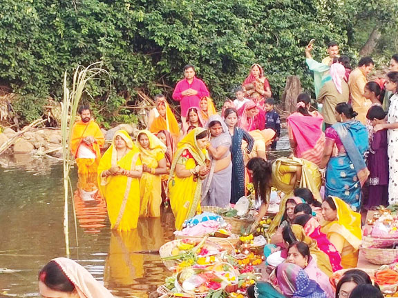 डूबते सूर्य को छठ व्रतियों ने दिया अघ्र्य  परिवार की सुख-समृद्धि की कामना