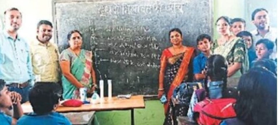 स्कूल में छात्रों ने सीखा, कैसे करें दूध की शुद्धता की जांच स्कूल में छात्रों ने सीखा, कैसे करें दूध की शुद्धता की जांच
