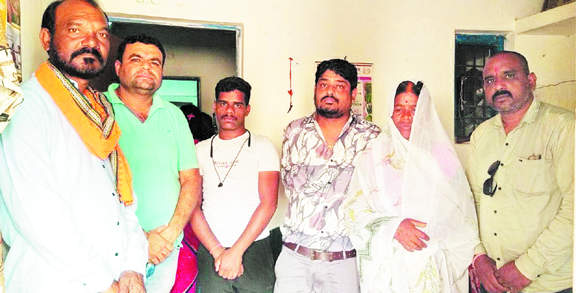 समाजसेवी ने की सहायता समाजसेवी ने की सहायता