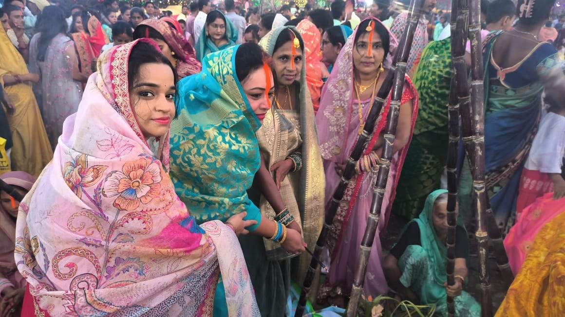 पारंपरिक छठ गीत से घाट हुआ भक्तिमय,  विधि-विधान से की छठी मैया की पूजा