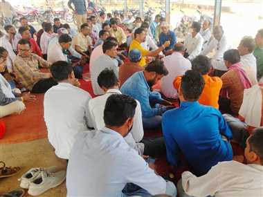सहकारी कर्मियों की हड़ताल से राशन दुकानों पर ताला सहकारी कर्मियों की हड़ताल से राशन दुकानों पर ताला