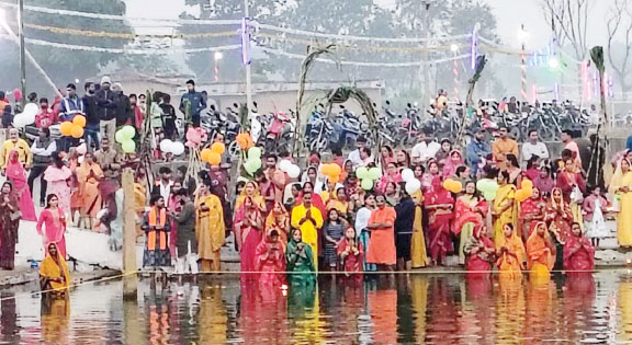 हर्षोल्लास से मना छठ पर्व, उगते सूर्य को अघ्र्य, छठी मइया के जयकारे से गूंजे घाट हर्षोल्लास से मना छठ पर्व, उगते सूर्य को अघ्र्य, छठी मइया के जयकारे से गूंजे घाट