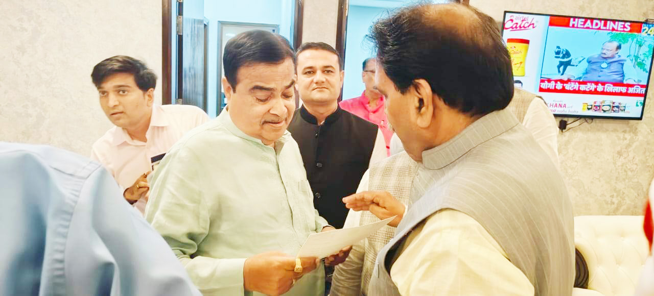 गडक़री से मूणत ने रिंग रोड-1 के दोनों ओर सर्विस रोड मांगा गडक़री से मूणत ने रिंग रोड-1 के दोनों ओर सर्विस रोड मांगा