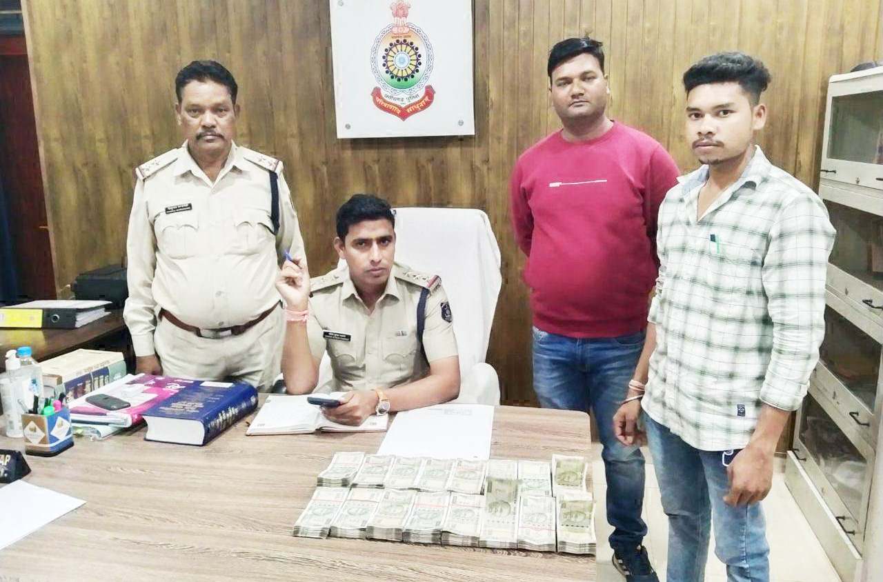 बाइक से 8 लाख ले जा रहा था, जब्त बाइक से 8 लाख ले जा रहा था, जब्त