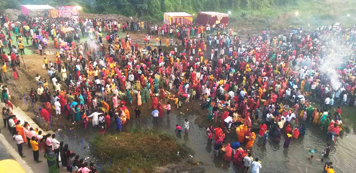 लोक मंगल गान के साथ उगते सूर्य की हुई आराधना  