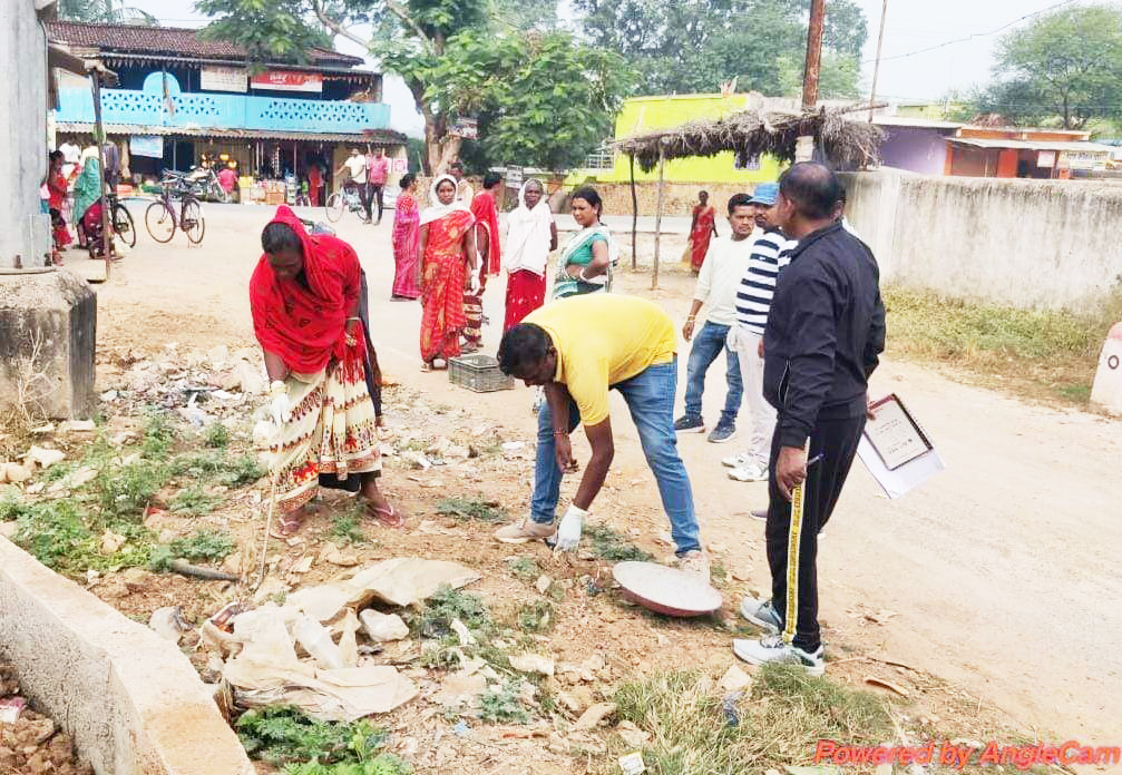 दोकड़ा में जनप्रतिनिधियों एवं कर्मचारियों ने किया श्रमदान