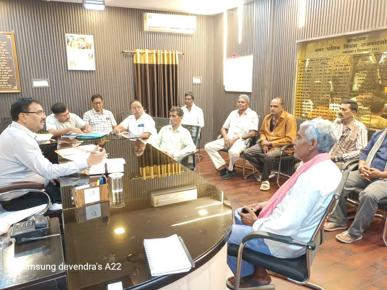 डेयरी व्यवसाय करें शहर के बाहर - आयुक्त डेयरी व्यवसाय करें शहर के बाहर - आयुक्त