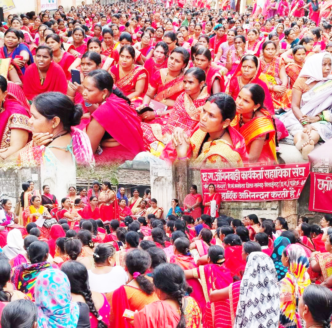 आंगनबाड़ी कार्यकर्ताओं का धरना-प्रदर्शन
