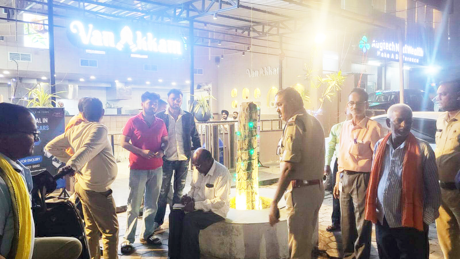 बेतरतीब सडक़ पर खड़ी गाडिय़ों का चालान काटा