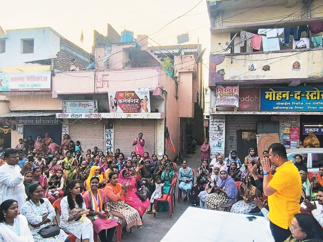 विधायक संदीप साहू का जनसंपर्क आकाश के पक्ष में मांग रहे वोट