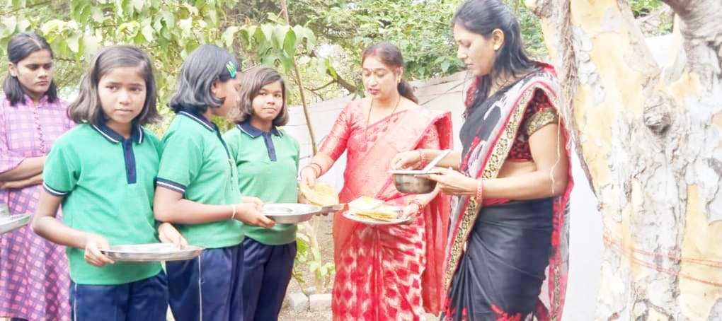 महिलाओं ने आंवला नवमी पर पेड़ की पूजा की, छांव के नीचे बैठकर सभी ने खाया खाना महिलाओं ने आंवला नवमी पर पेड़ की पूजा की, छांव के नीचे बैठकर सभी ने खाया खाना