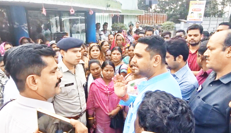 अवैध शराब बिक्री के खिलाफ महिलाएं उतरीं सडक़ पर,  थाना घेरा